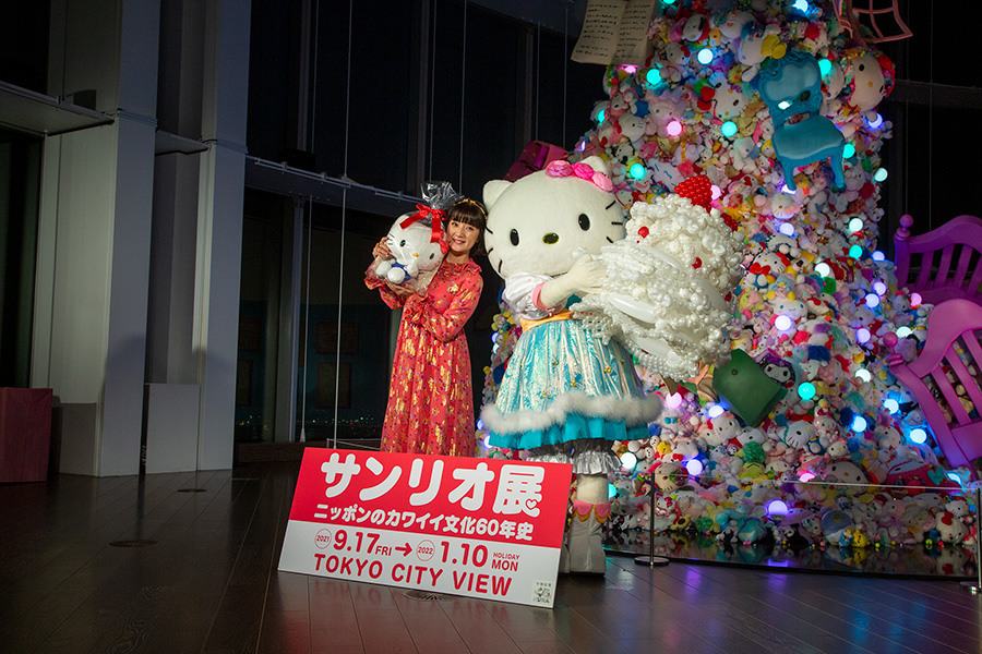 ハローキティが『サンリオ展』クリスマスツリーを点灯