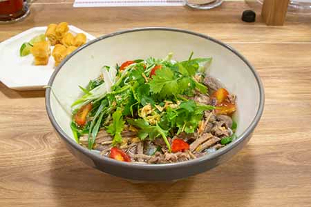 『ビーフのフォー』＋トッピング3つ（パクチー、フライドオニオン、プチトマト）の画像