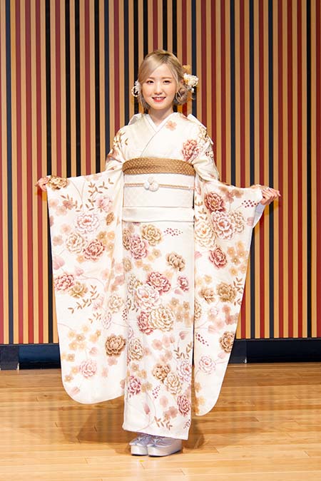 本田仁美の振袖姿画像